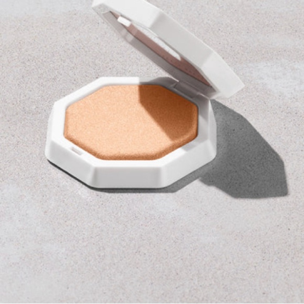 FENTY Demi’Glow light-diffusing highlighter in pretty purlz